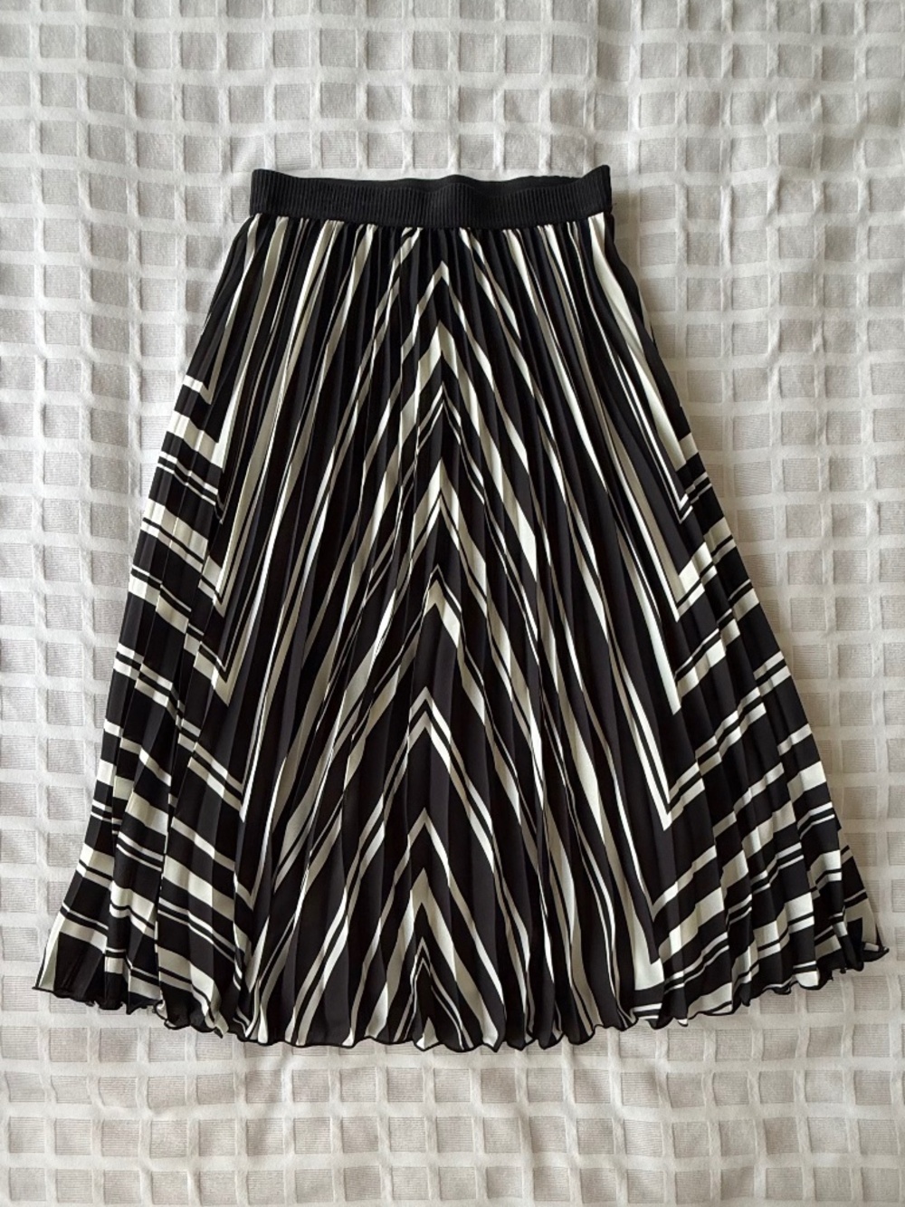 Black & White Pleated Skirt Excellent Condition